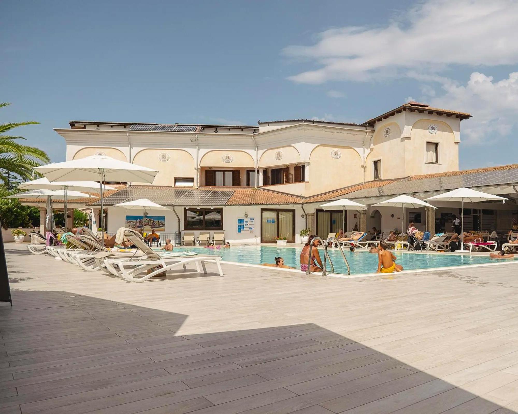 Zeta Club San Teodoro Le Rose Hotel Exterior photo